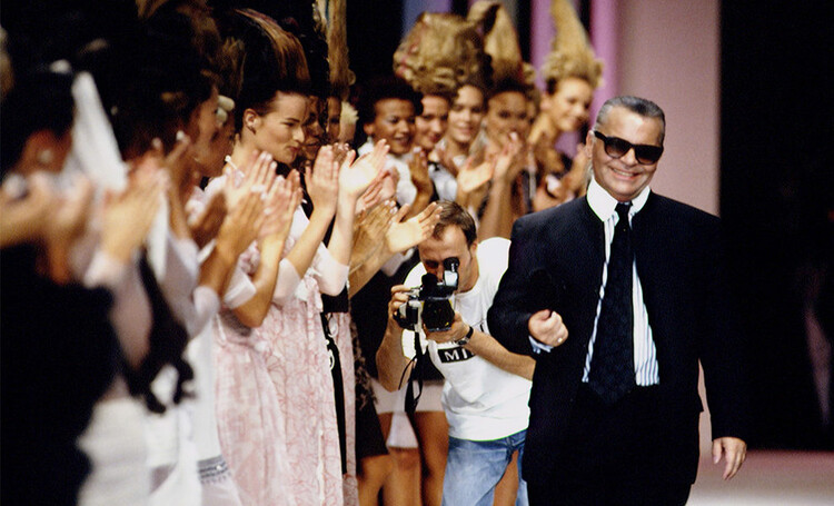 В финале показа Chanel весна-лето 1994